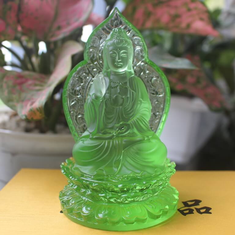 Tượng Quan Âm lưu ly xanh lá cây với hai diện giống nhau được ngăn cách bởi lá bồ đề đồng màu