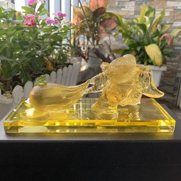 Người kinh doanh buôn bán đặt tượng Phật Di Lặc trên bàn làm việc