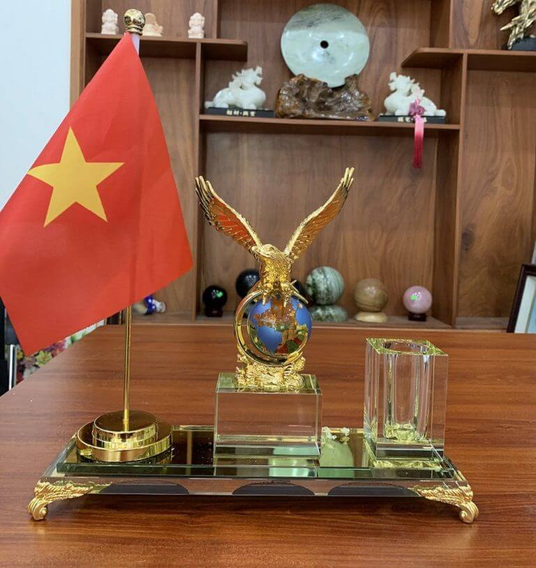 Hộp bút phong thủy để bàn làm việc mô hình chim địa bàng sải cánh