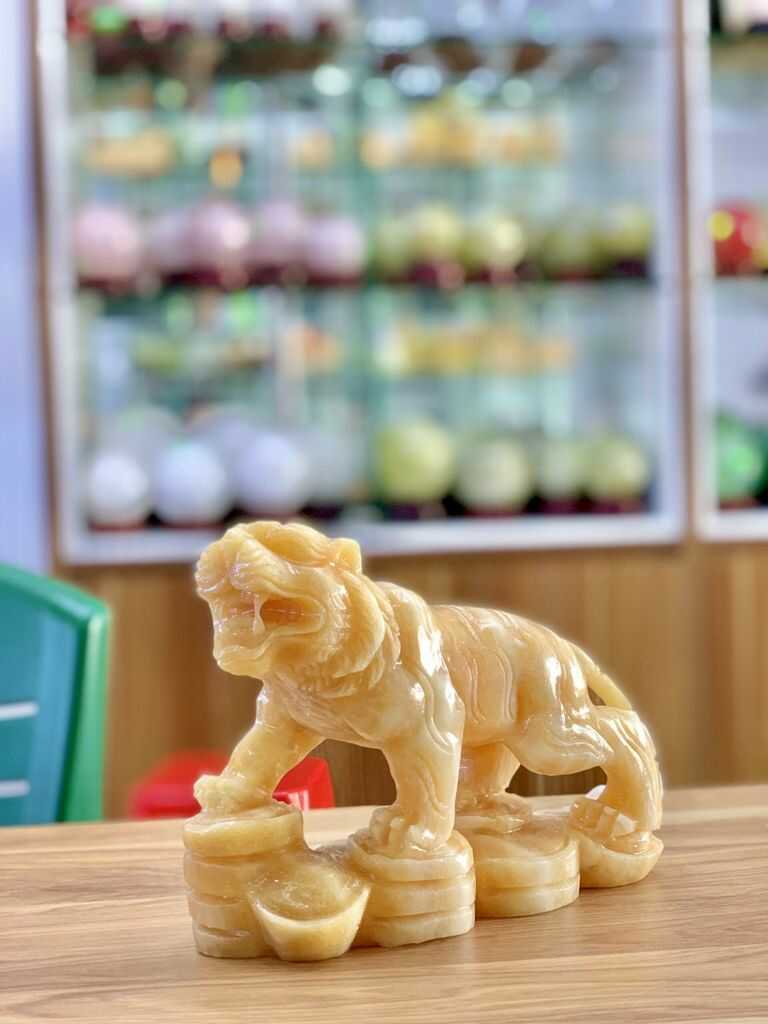 Tượng Hổ để bàn làm việc được chế tác từ chất liệu ngọc Hoàng Long