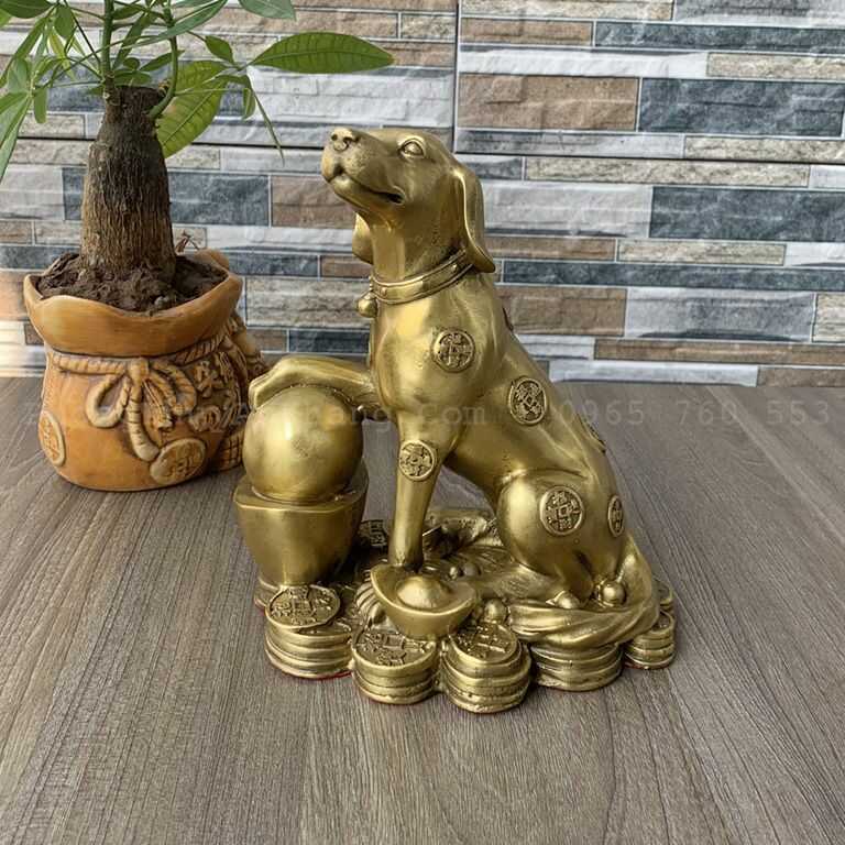 Mẫu tượng chó ngồi trên tiền vàng với chất liệu đồng nguyên khối