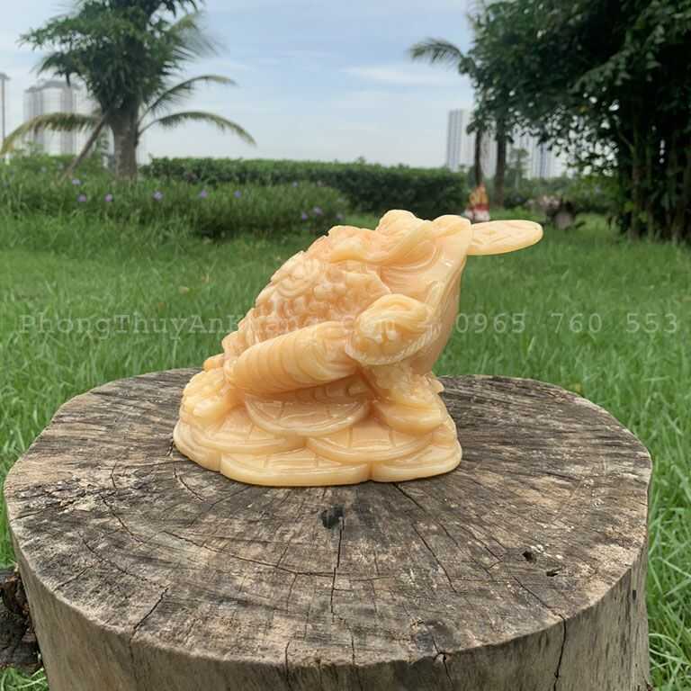 Tượng cóc ngậm tiền để bàn hợp tuổi Canh Ngọ