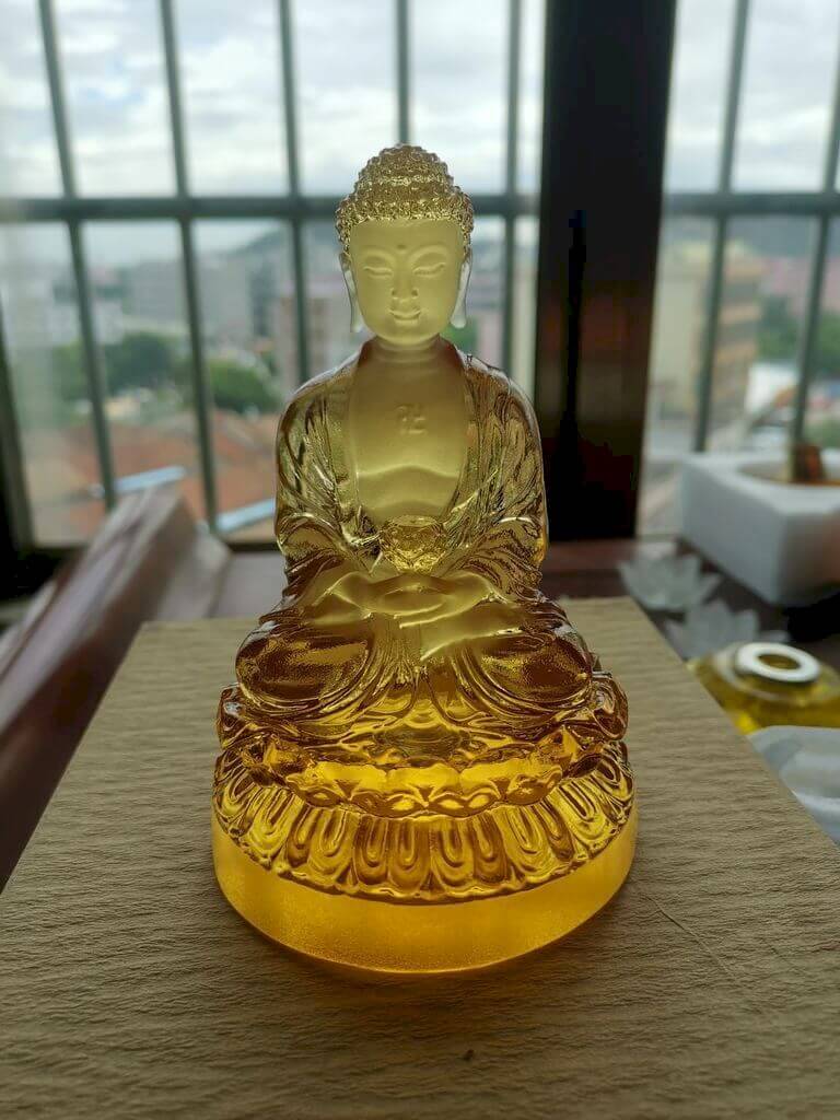 Tượng Phật A Di Đà để xe ô tô chất liệu lưu ly vàng
