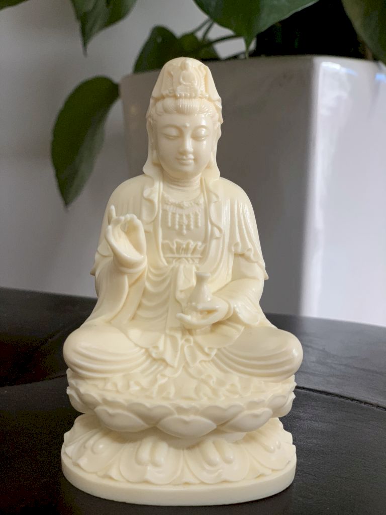 Mẫu tượng phật quan âm bằng đá bột ép màu trắng hợp mệnh Kim