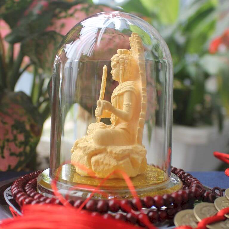 Tượng phật Bất Động Minh Vương đặt trong xe ông tô còn giúp cho người lái xe có tâm luôn sáng