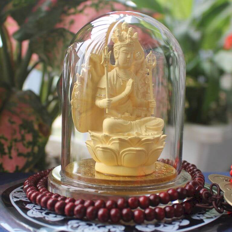 Tượng phật với ý nghĩa dang rộng đôi tay để yêu thương dẫn đường và soi sáng chúng sinh