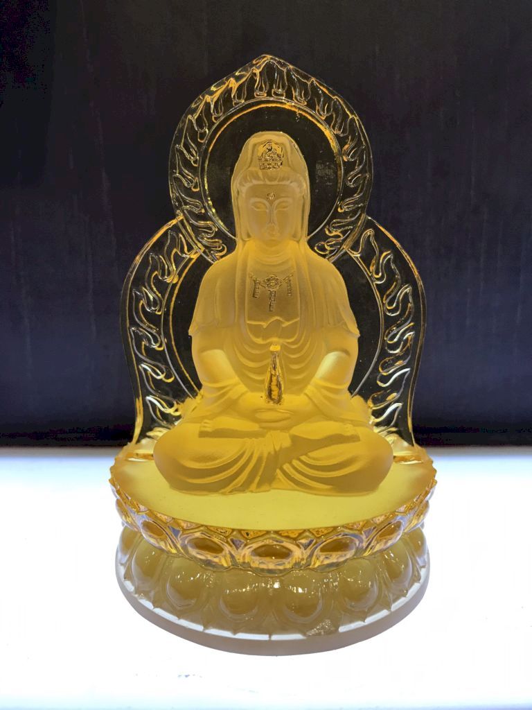 Mẫu tượng phật quan âm lưng tượng là bồ đề lưu ly màu vàng hợp với người mệnh Kim