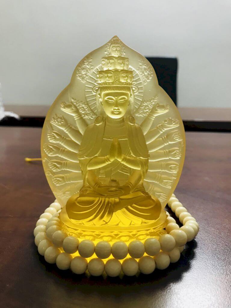 Mẫu tượng phật Thiên Thủ Thiên Nhãn chất liệu lưu ly mà vàng