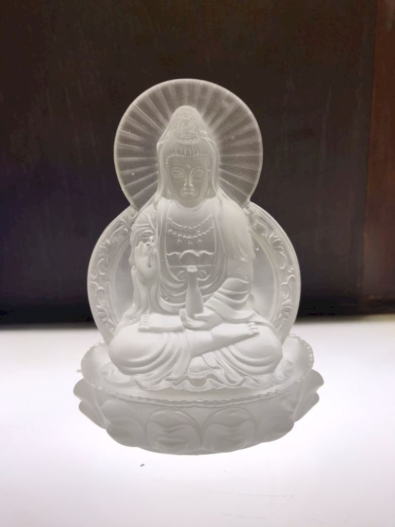 Tượng phật quan âm lưu ly màu trắng phía sau là ánh hào quang phản chiếu
