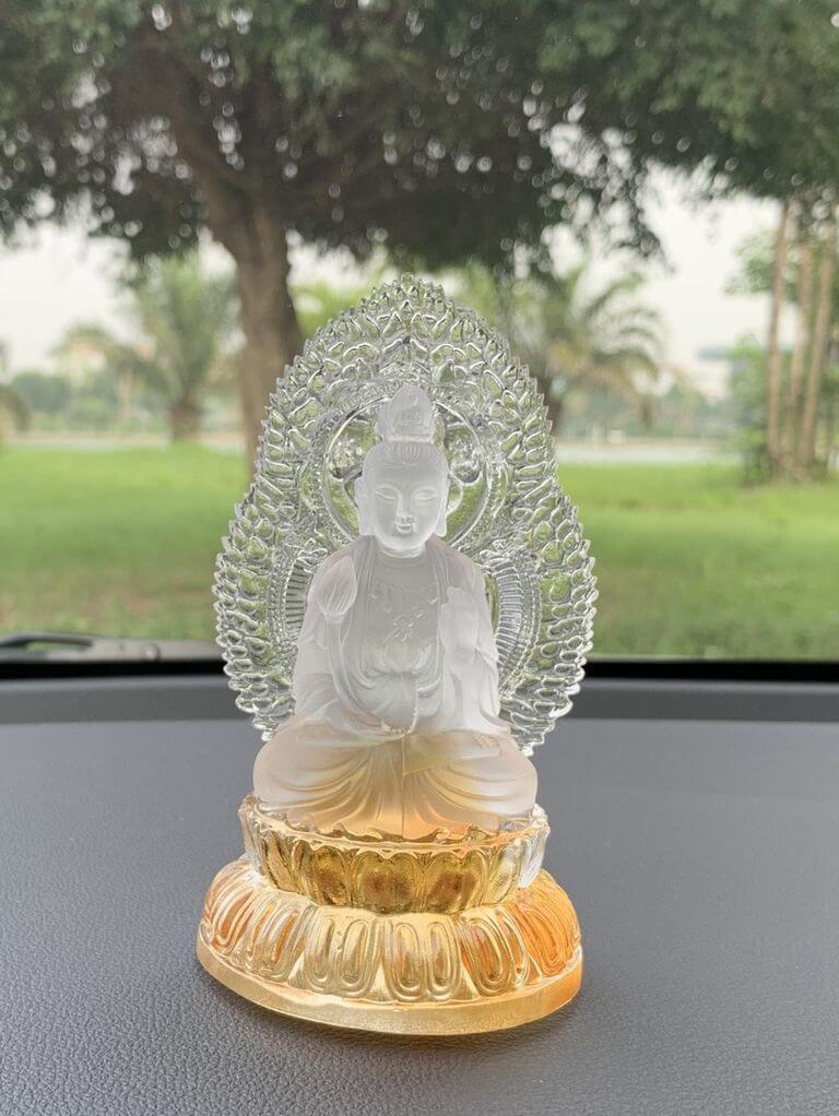 Tượng phật Đại Thế Chí Bồ Tát lưu ly màu trắng người mệnh Kim nên đặt trên xe ô tô