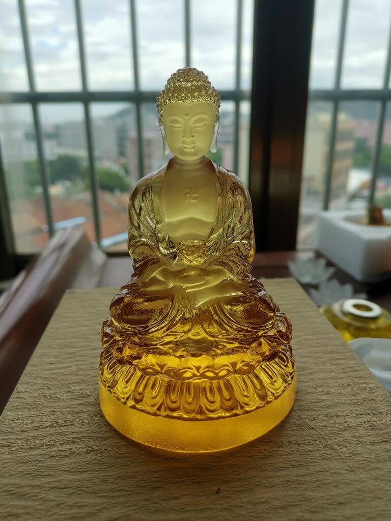 Mẫu tượng phật A Di Đà để ô tô mệnh Kim chất liệu lưu ly màu vàng