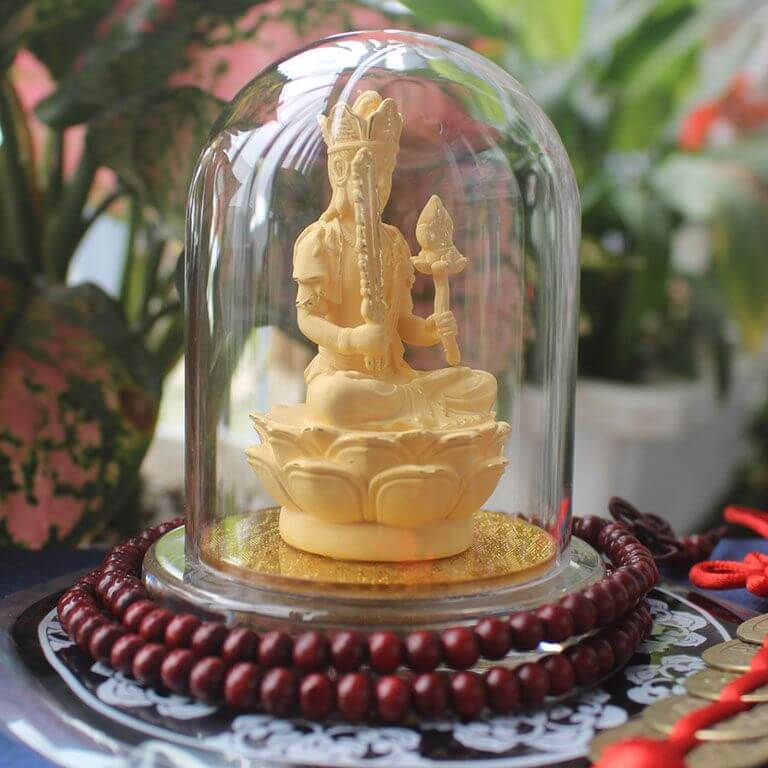 Tượng phật được bao bọc bởi lớp thủy tinh trong suốt cao cấp