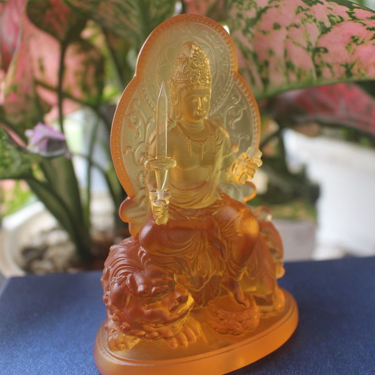 Tượng phật được nghệ nhân chạm khắc đường nét tinh xảo