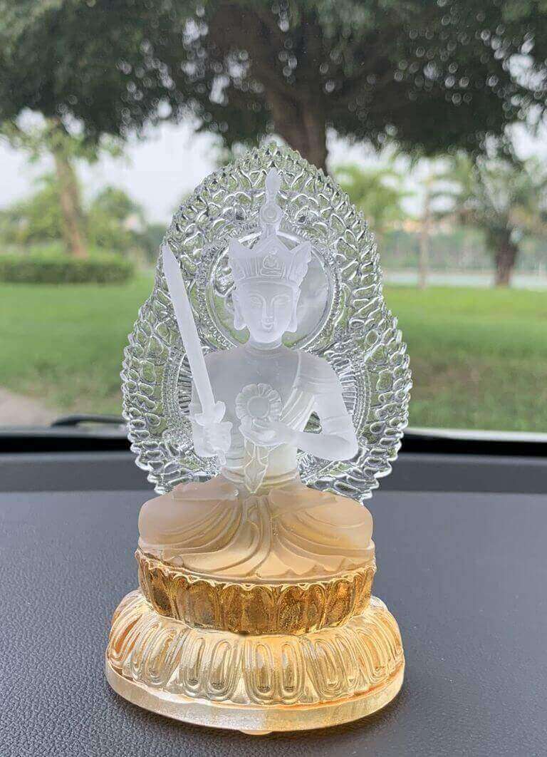 Mẫu tượng phật để xe ô tô đẹp sang trọng với chất liệu lưu ly trắng trong