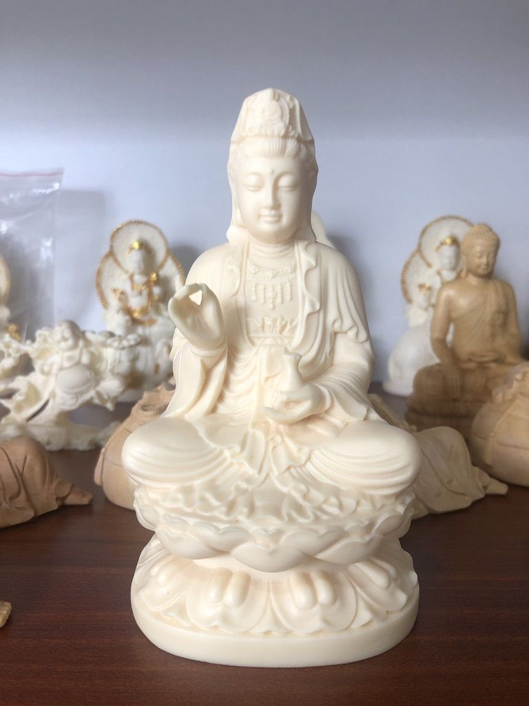 Để tượng Phật Quan Âm trên xe ô tô không những mang lại bình an, may mắn