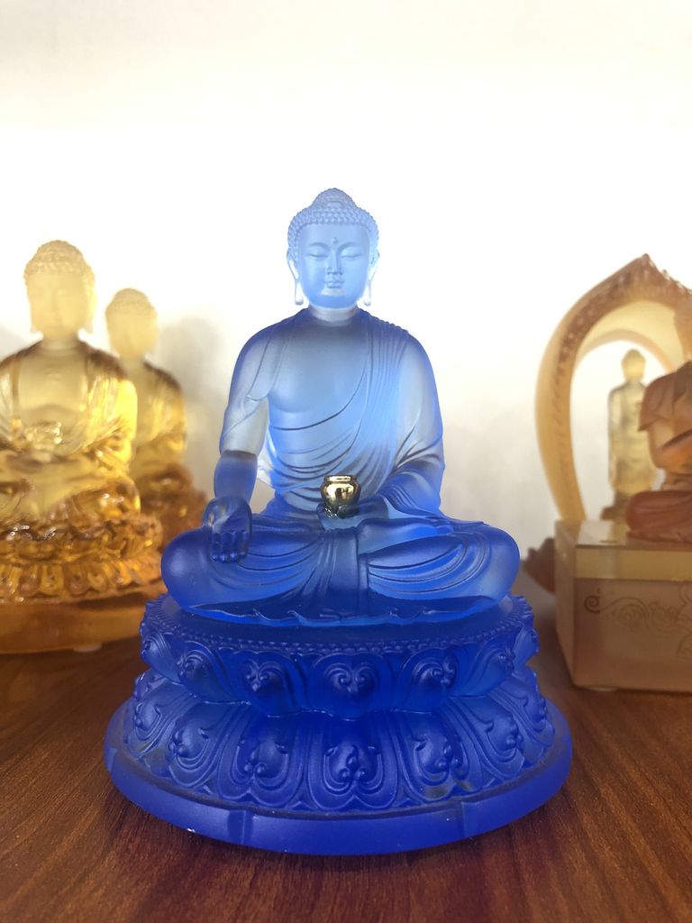 Mẫu tượng Phật Thích Ca Mô Ni để xe ô tô lưu ly cao cấp màu xanh dương hợp mệnh Thủy