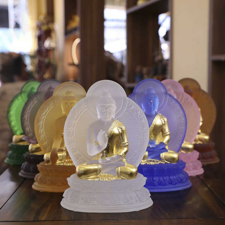 Tượng phật để ô tô chất liệu lưu ly cao cấp với nhiều màu sắc hợp mệnh, hợp tuổi