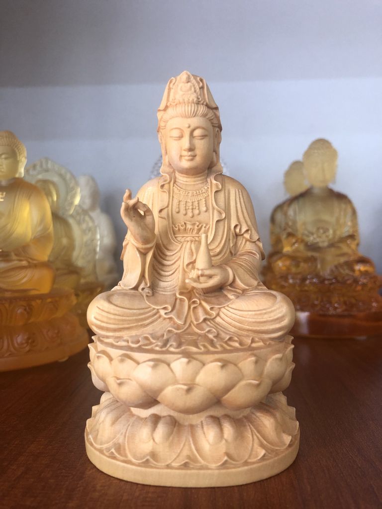Tượng Phật Quan Âm để xe ô tô mang lại bình an trên mọi chặng đường