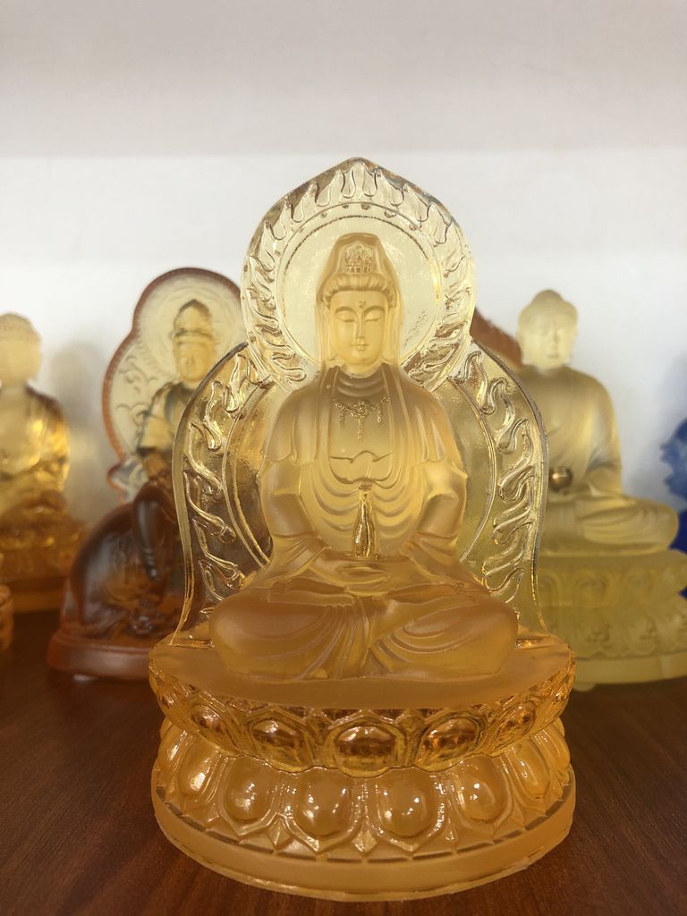 Tượng Phật Quan Âm phía sau là lá bồ đề với ý nghĩa may mắn bình an