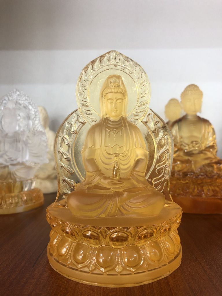 Tượng Phật Quan Âm để xe ô tô chất liệu lưu ly cao cấp