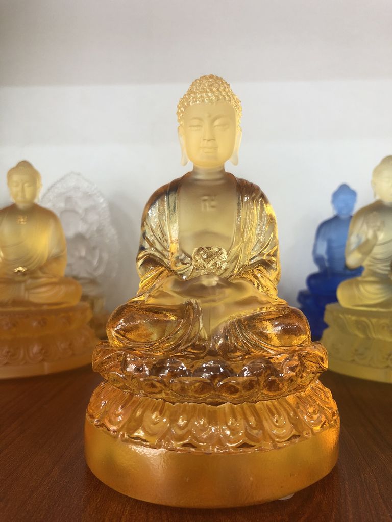Hiện tại cửa hàng Phong thủy An Khang cung cấp tượng A Di Đà chất liệu lưu ly với đầy đủ màu sắc để khách hàng lựa chọn
