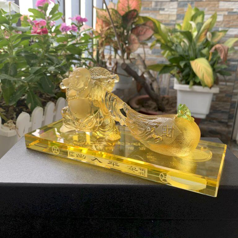 Tượng Phật Di Lặc kéo bao tiền bằng chất liệu lưu ly màu vàng