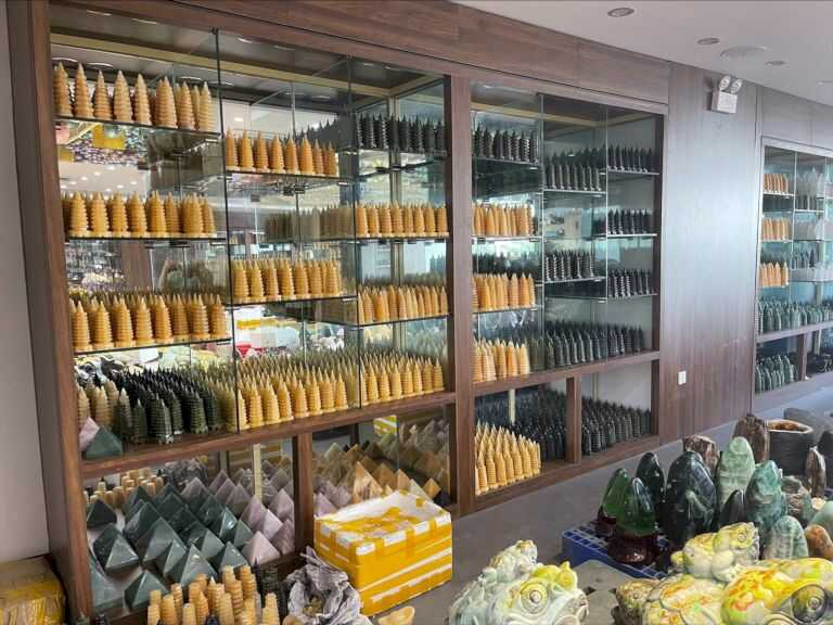 Tại sao nên dùng đồ phong thuỷ để bàn làm việc nhân viên văn phòng?