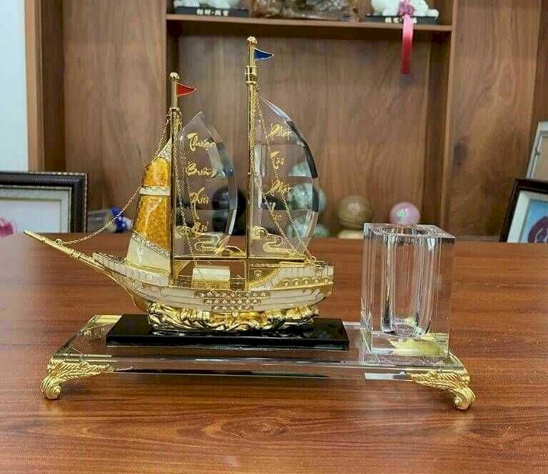 Hộp bút phong thủy đồ vật được sử dụng với mong muốn vật phẩm sẽ mang lại nhiều điều may mắn
