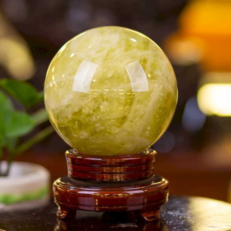 Quả cầu phong thủy để bàn làm việc hợp tuổi 2000