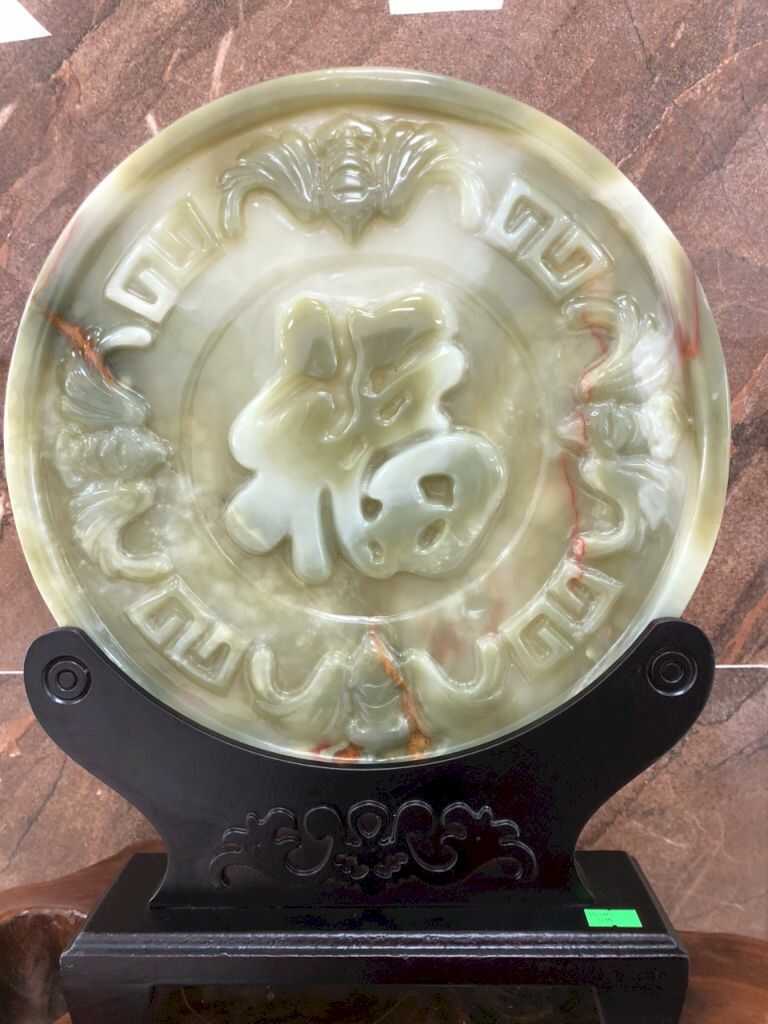 Đồng tiền chiêu tài với chữ Phúc ở giữa mang đến nhiều may mắn, an lành