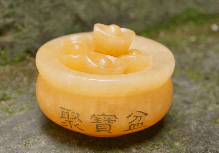 Bát tụ bảo còn được gọi là tụ bảo tồn là vật phẩm được sử dụng để chứa đựng những vật báu, những vật có giá trị
