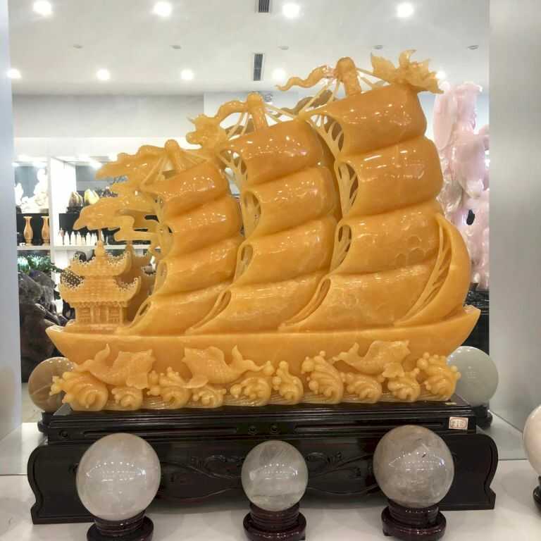 Thuyền buồm phong thủy cũng là vật phẩm để bàn làm việc nhân viên kinh doanh