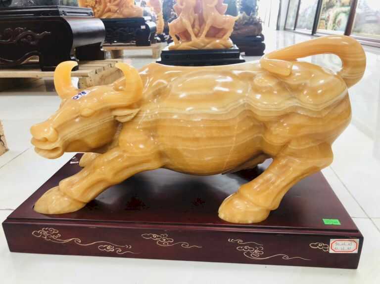 Linh vật trâu với vận khí tốt, có khả năng thu hút tiền tài, giúp cho công việc làm ăn kinh doanh được thuận lợi