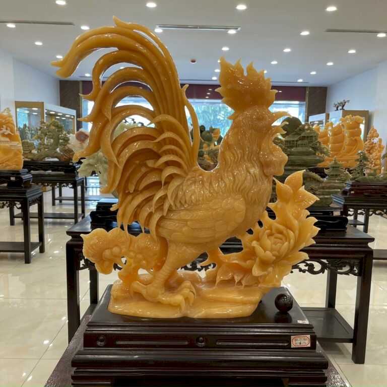 Tượng gà trống với dáng đứng vương giả, được chế tác bằng chất liệu ngọc Hoàng Long cao cấp