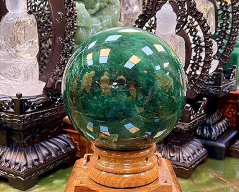 Quả cầu phong thủy để bàn làm việc nhằm kích hoạt may mắn, thuận lợi trong công việc