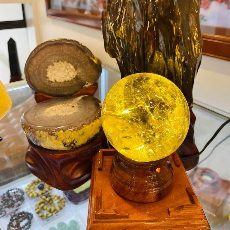 Quả cầu đá phong thủy màu vàng tóc để bàn làm việc hợp tuổi 1999