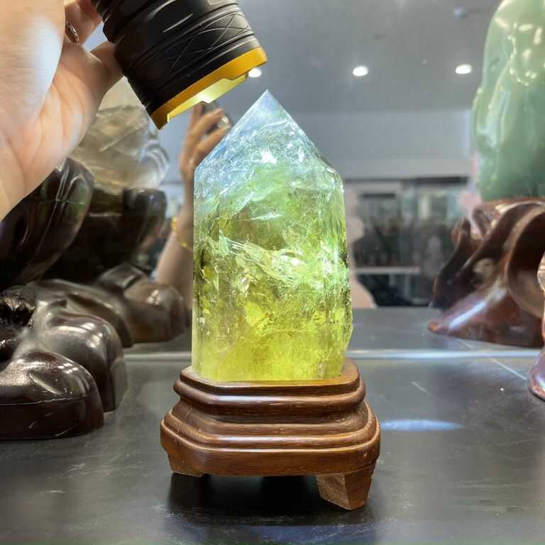 Trụ thạch anh tóc vàng mang nguồn năng lượng dồi dào