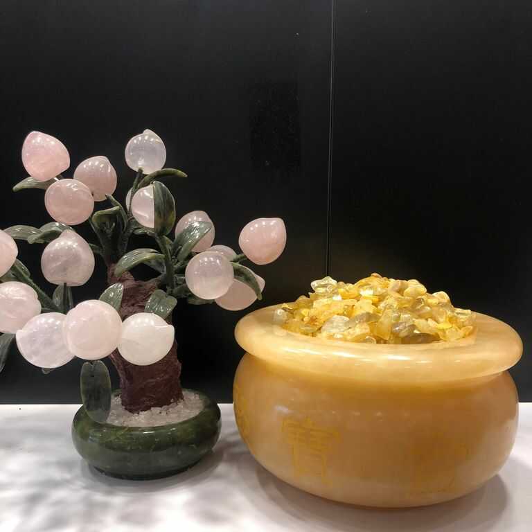 Bát tụ bảo chứa đầy vụng thạch anh vàng mang lại may mắn cho người mệnh Thổ