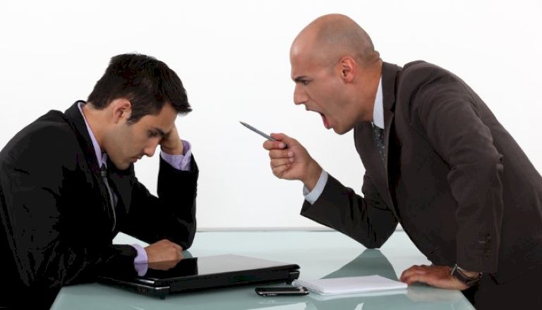 Bàn làm việc đối diện sếp có tốt không?