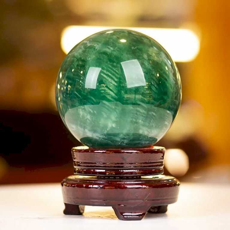 Quả cầu phong thủy cũng là vật phẩm phong thủy để bàn làm việc hóa giải tà khí